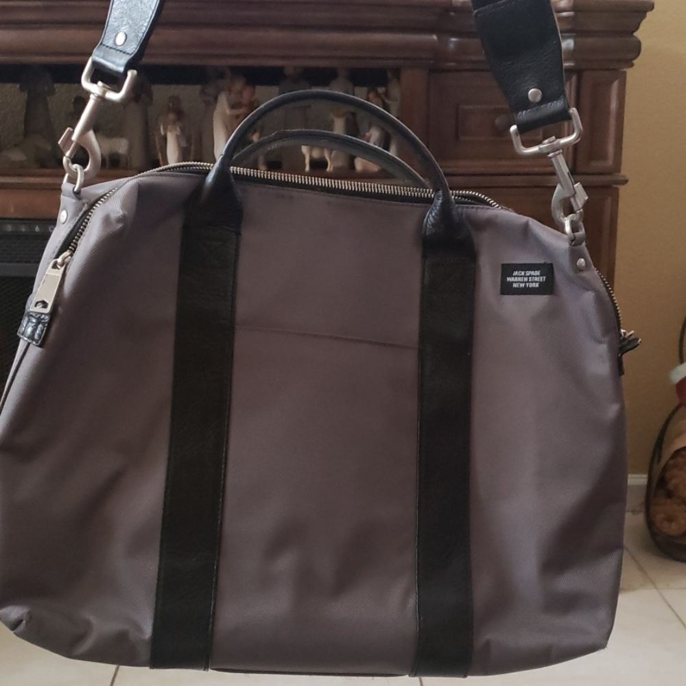 Messanger bag/ computer bag has lots of pockets